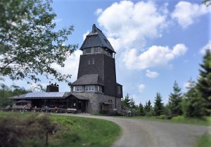 Historischer Aussichtsturm im Grünen mit Gasthaus