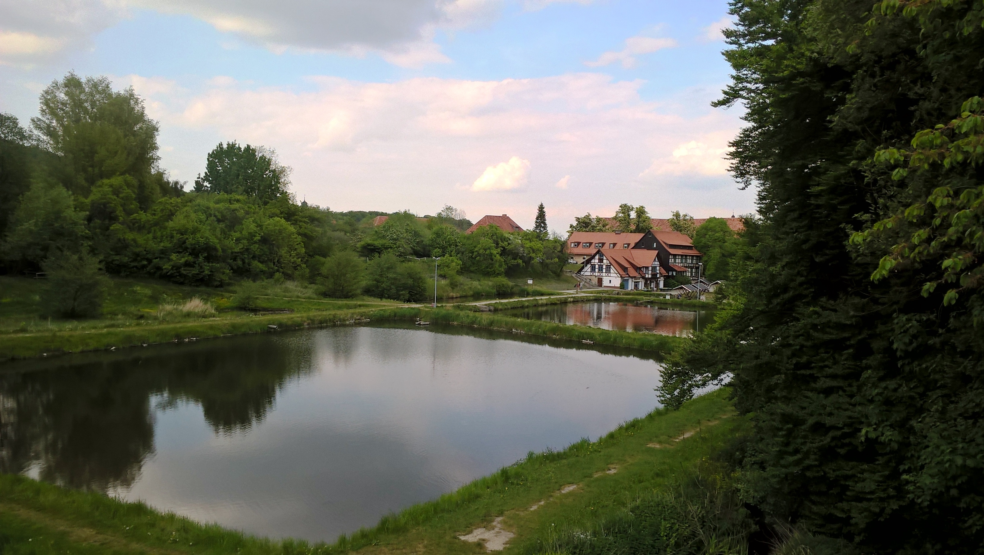 Fachwerkhaus am See mit grüner Landschaft