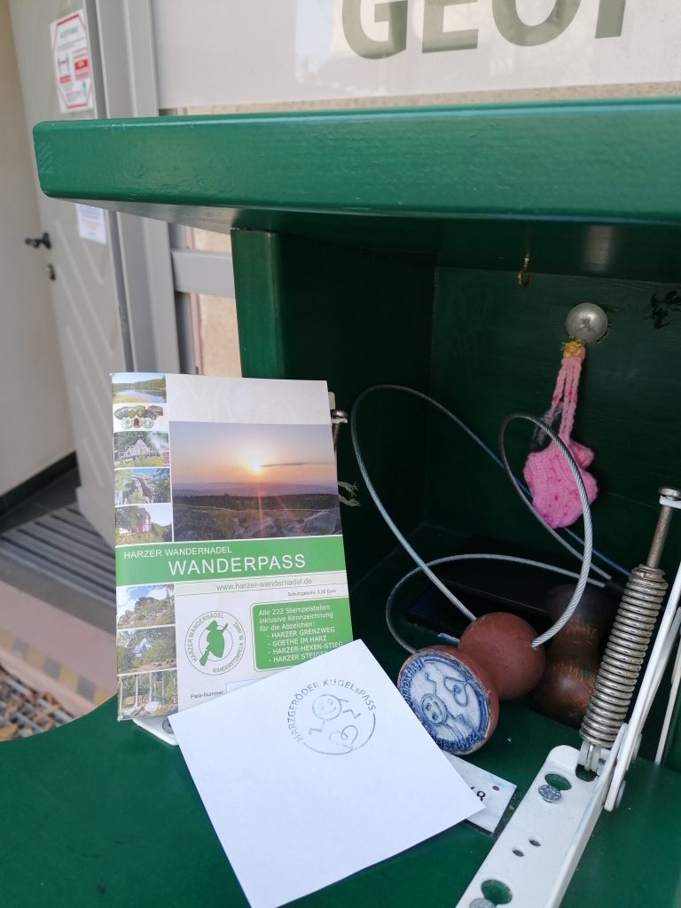 Harzer Wanderpass mit Stempelstation im Freien