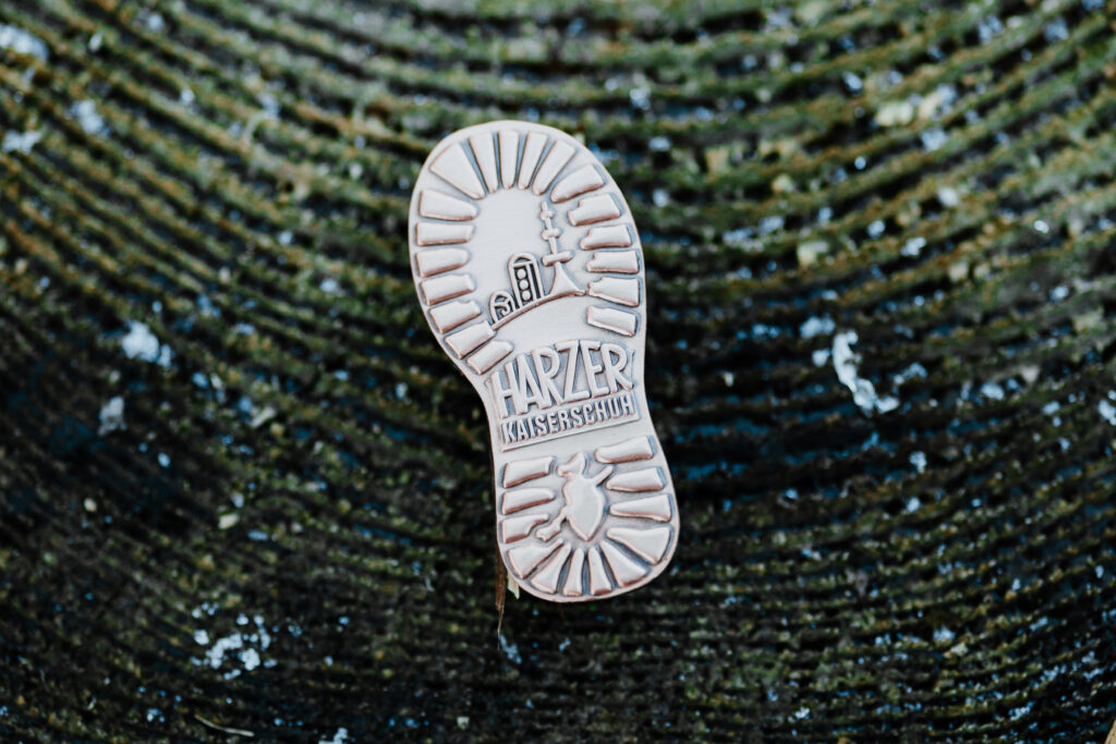 Harzer Kaiserschuh badge on tree trunk