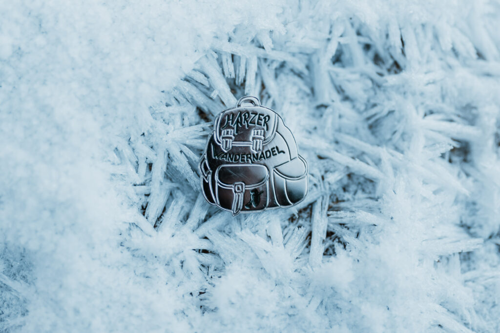 Harz hiking pin badge in the snow