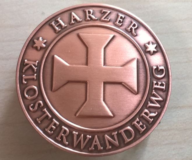 Bronzefarbene Harzer Klosterwanderweg-Medaille mit Kreuzsymbol